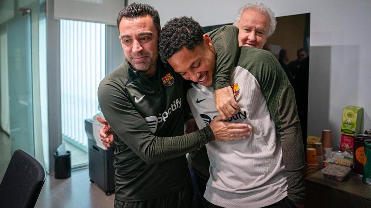 Xavi abraza a Vitor Roque en su despacho de la ciudad deportiva en presencia del delegado Carlos Naval.