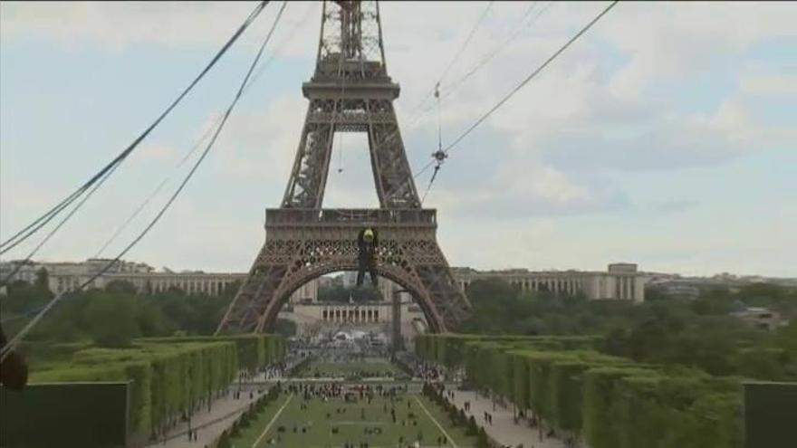 La espectacular tirolina para lanzarse desde la Torre Eiffel a 100 km/h