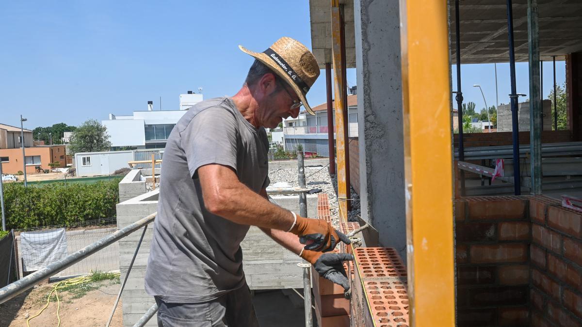 Trabajador de la construcción, en Lleida, durante una ola de calor.