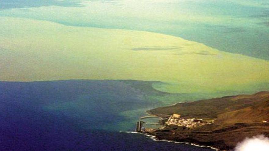 Vista aérea del pueblo de La Restinga y la gran mancha de la erupción submarina.