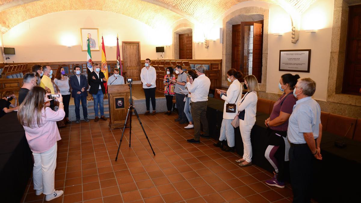 Una imagen de la lectura del manifiesto, en el salón de plenos del ayuntamiento.