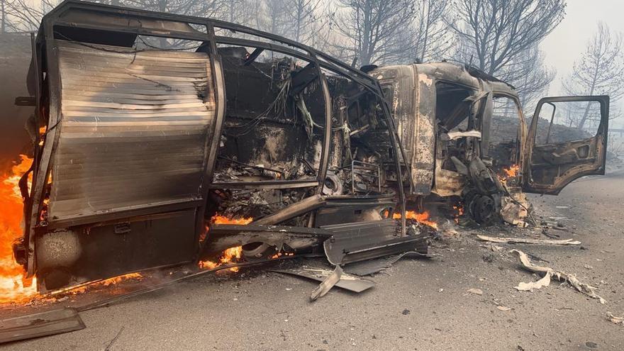 Uno de los camiones de bomberos todavía ardiendo