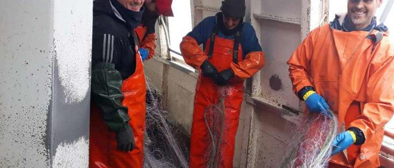 Tripulación de un barco de bajura faenando ayer por la mañana en la ría de Arousa. // FdV