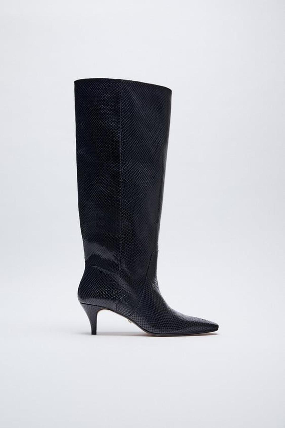 Bota de tacón de piel negra y estampado animal, de Zara (69,99 euros)