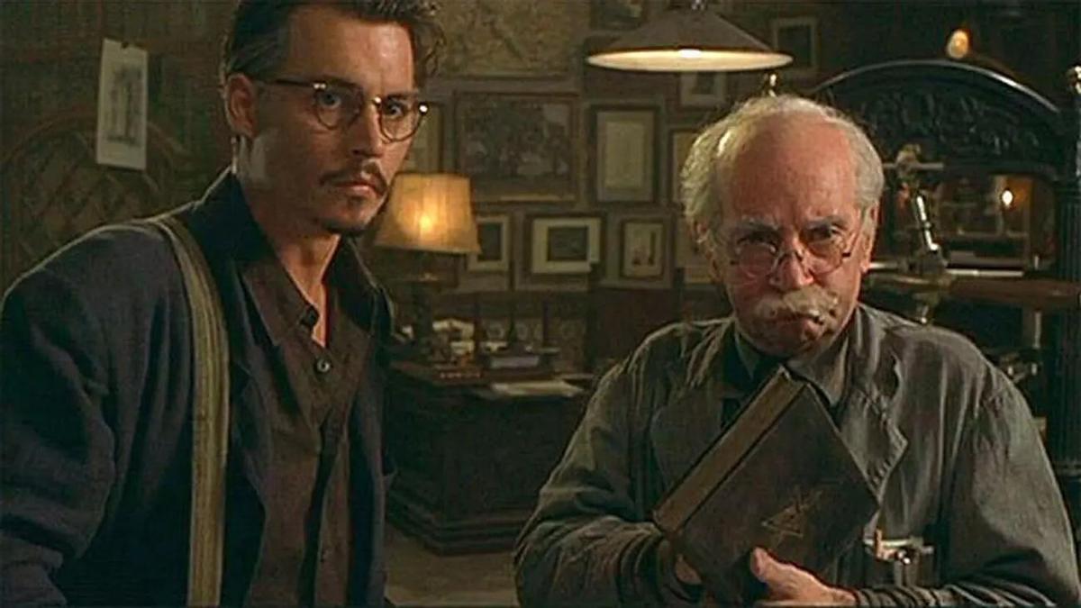 Una escena de la película 'La novena puerta', con Johnny Depp.