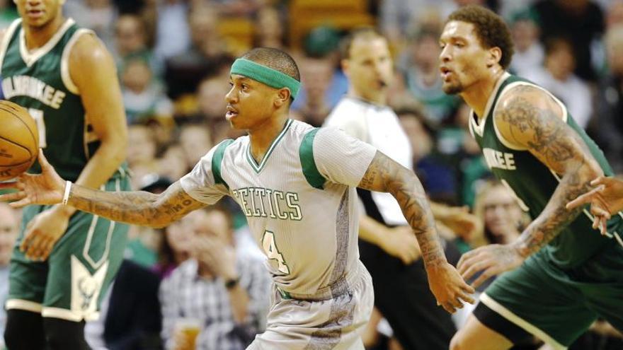 Isaiah Thomas (centro) es el base de los Boston Celtics.