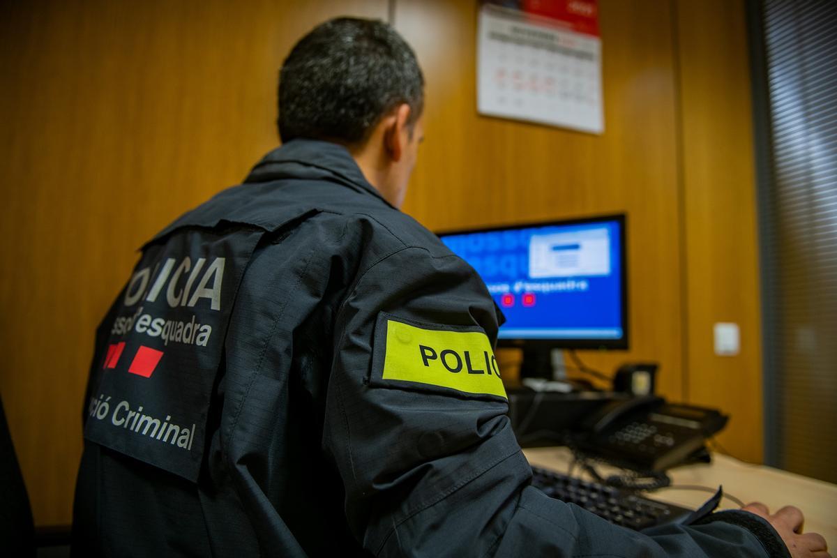 Imagen de Mossos persiguiendo ciberestafas