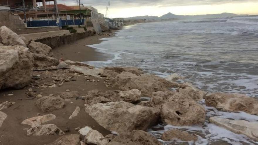 La playa de les Deveses, hecha trizas