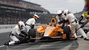 Fernando Alonso, durante su primera parada en boxes en la carrera de las 500 millas de Indianápolis.