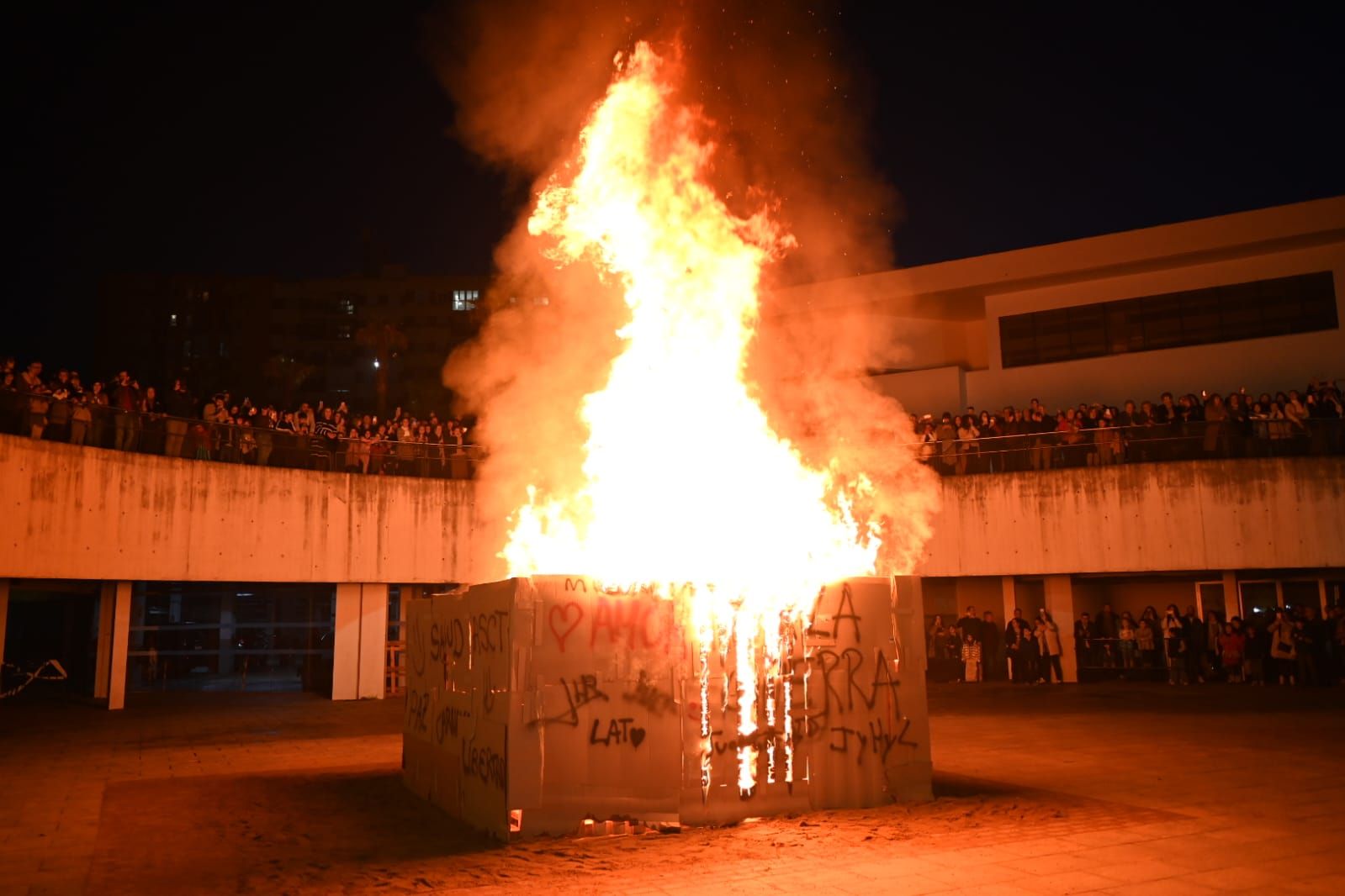 GALERÍA | Las Candelas de Santa Marina preludian el Carnaval de Badajoz