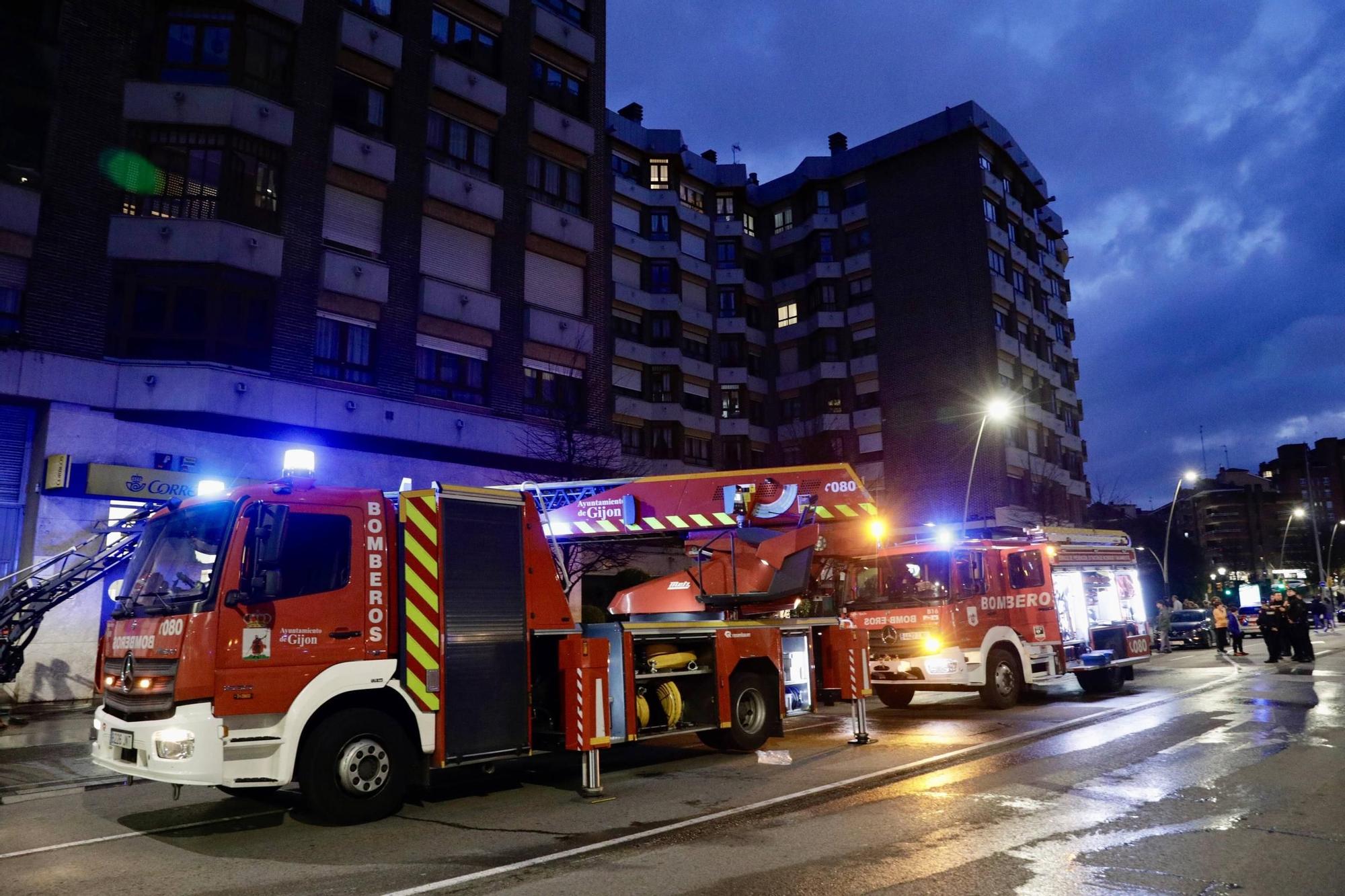 Así fue el espectacular incendio en un piso de Gijón (en imágenes)