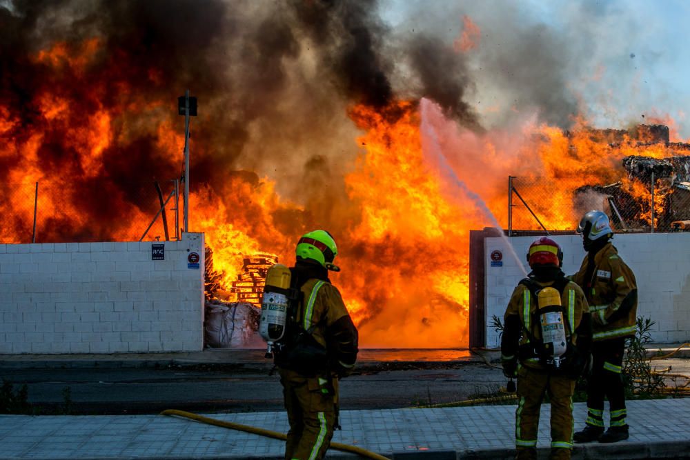 Incendio en el polígono de Carrrús en Elche