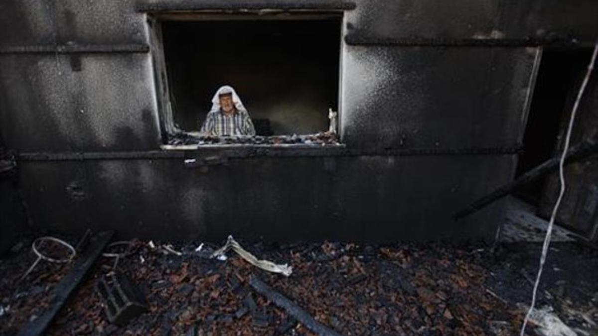 Un hombre inspecciona la casa atacada por los colonos en la que falleció quemado el bebé de 18 meses en la localidad palestina de Duma.