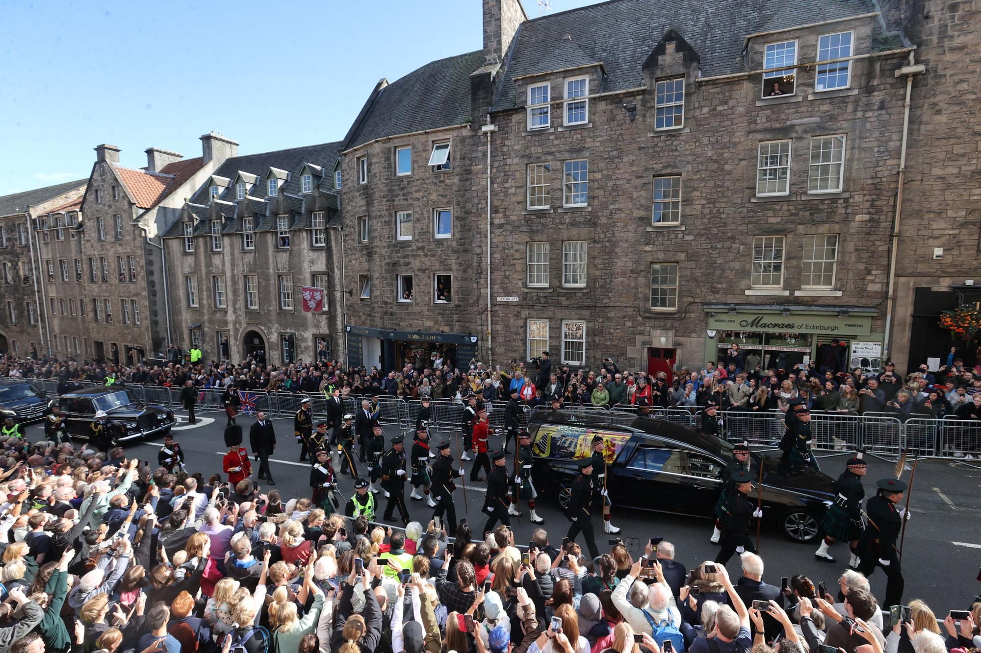 EN FOTOS | Una multitud acomiada Elisabet II a Edimburg