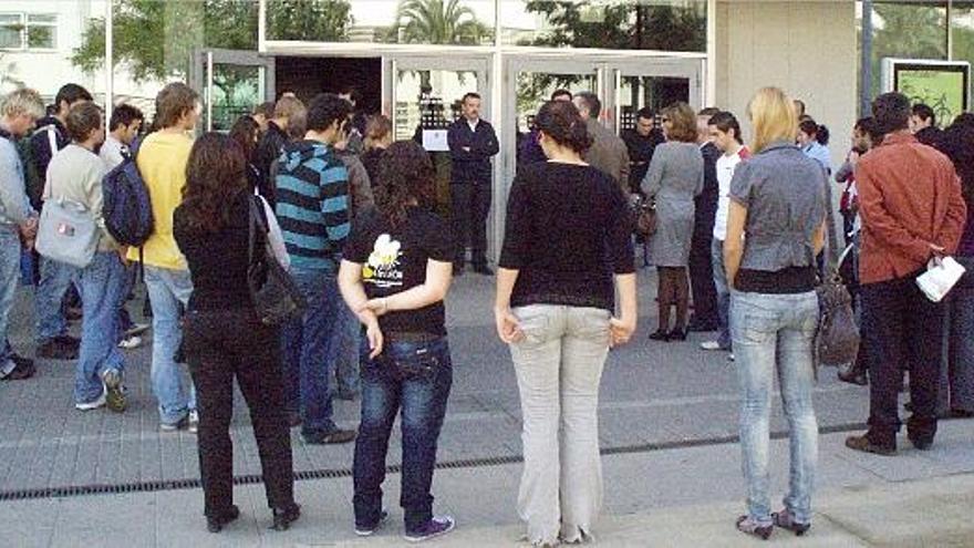 Estudiantes de la Politécnica guardan un minuto de silencio ante la Casa del Alumno en memoria del ciclista fallecido.