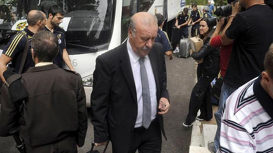 Vicente del Bosque desciende del autobús en el que llegó ayer la selección española a Albacete.