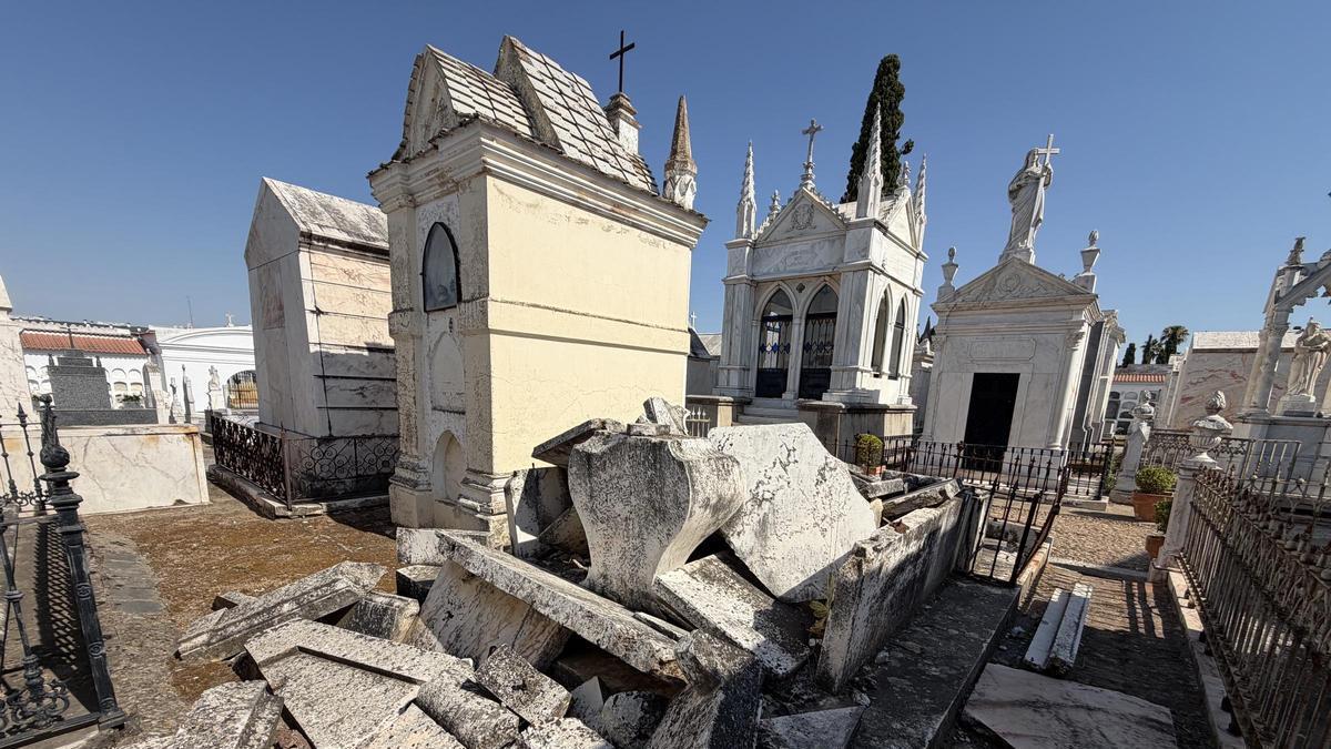 Panteón funerario en ruinas en el cemeneterio de San Juan.