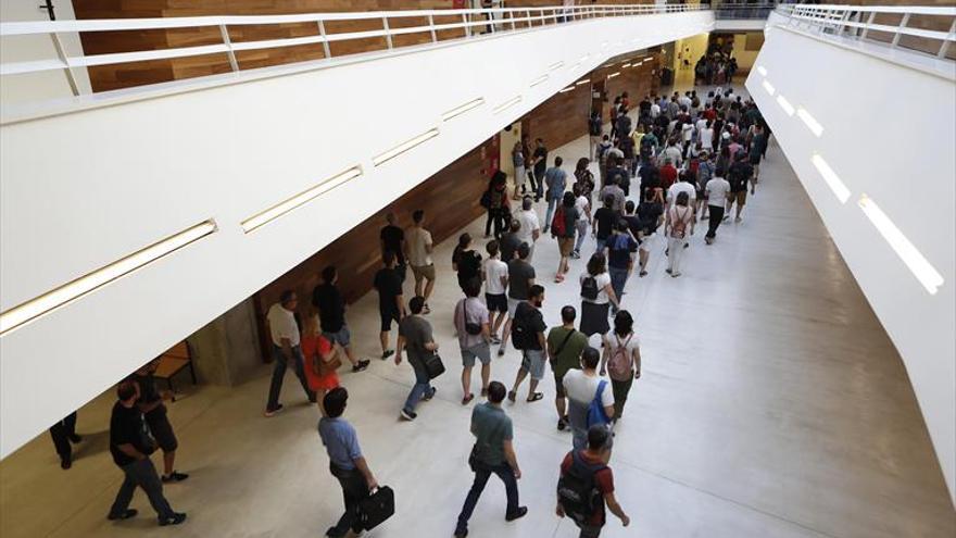 Los trabajadores sociales acusan a la universidad de «excluirles»