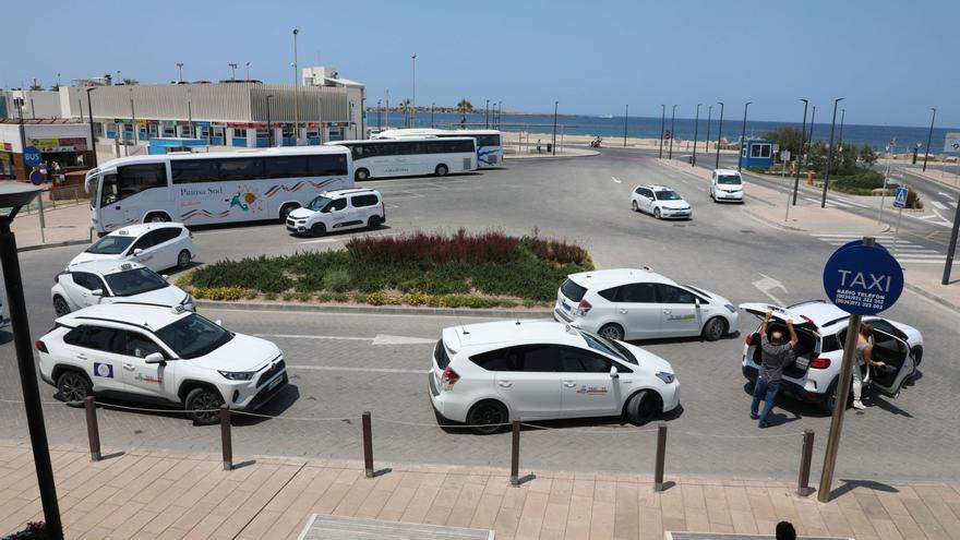 Parada de taxis en el puerto de la Savina, en Formentera | CARMELO CONVALIA