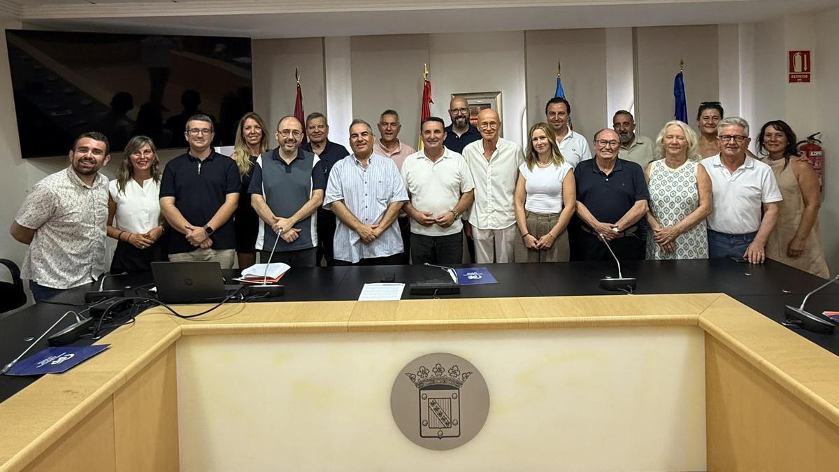 Toda la corporación municipal junto a Vicente Pérez Pellicer, compositor, presidente y director de la Unió Musical La Nucía y Almudena Pérez, oboe UM La Nucía e hija de Vicente Pérez