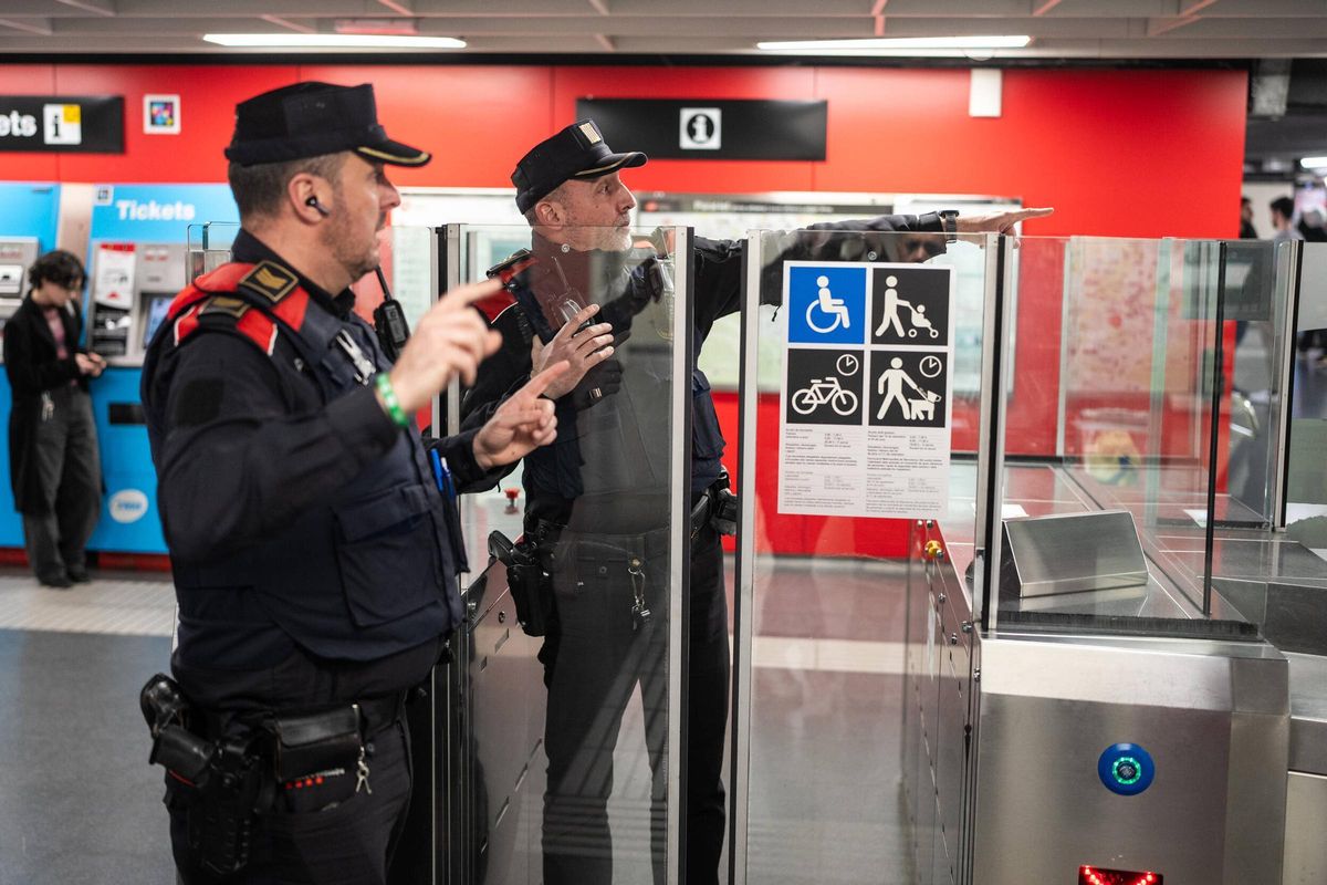 Macrodispositivo de Mossos junto a seguridad de TMB en el Metro de Barcelona