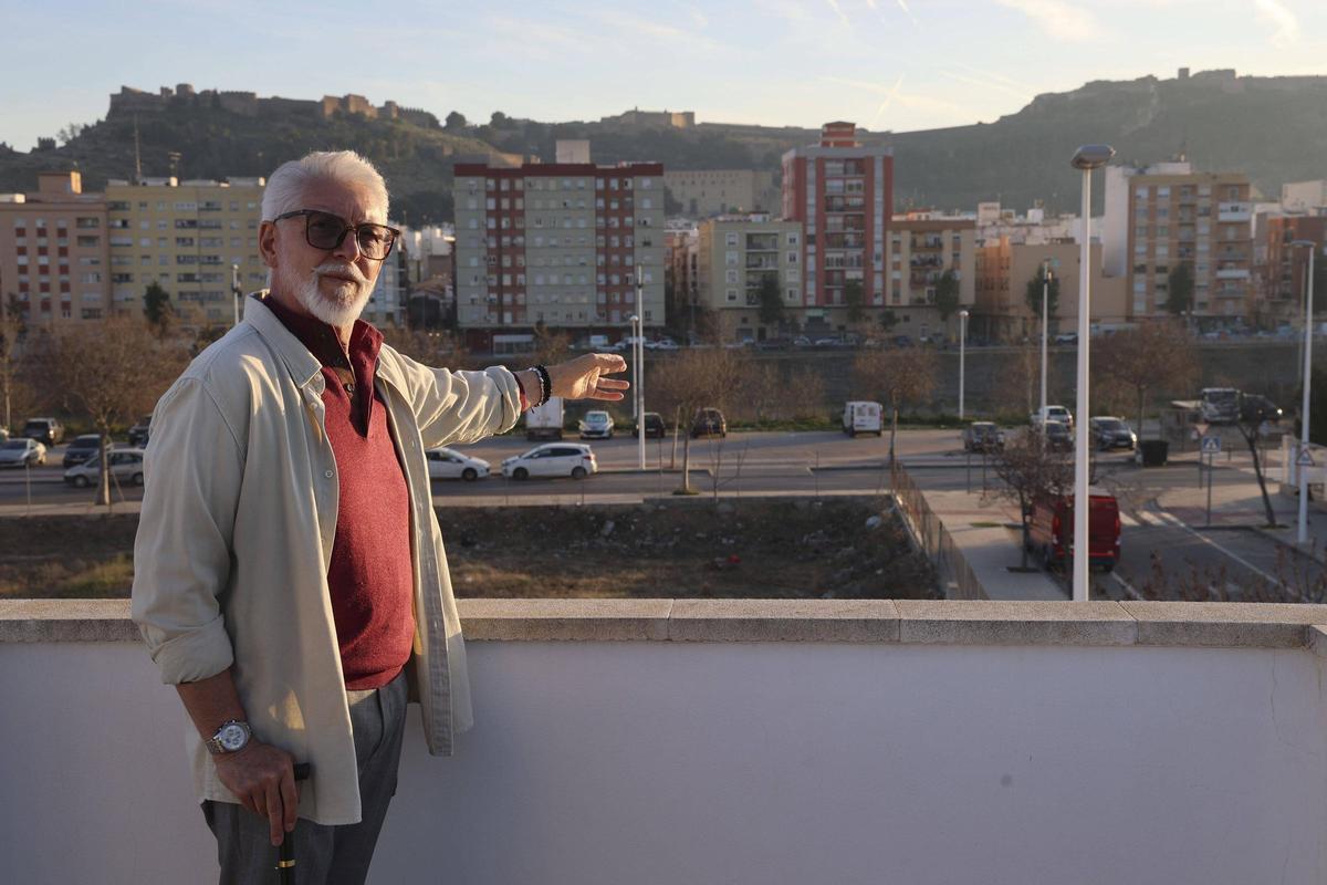 Vecino denunciante en su casa señalando el recinto ferial,