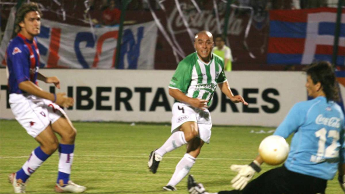 Carlos Báez, a la izquierda, durante un partido con Cerro Porteño
