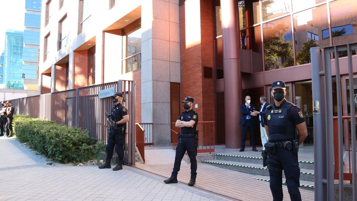 L'entrada de la seu del Tribunal de Comptes al carrer Torrelaguna de Madrid