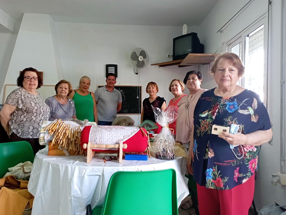 La maestra, el martes, con sus antiguas alumnas, Carmela Fernández y el director del distrito Miguel Ramírez.