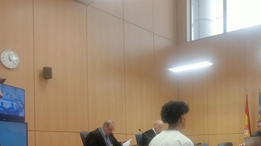 Ayuda a una menor que dormía en un banco en València y acaba agrediéndola sexualmente