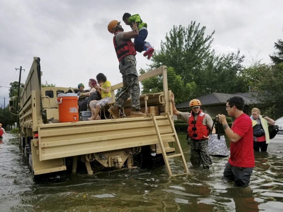 Sldados de la Guardia Nacional de Texas ayudan a los ciudadanos en zonas fuertemente inundadas.