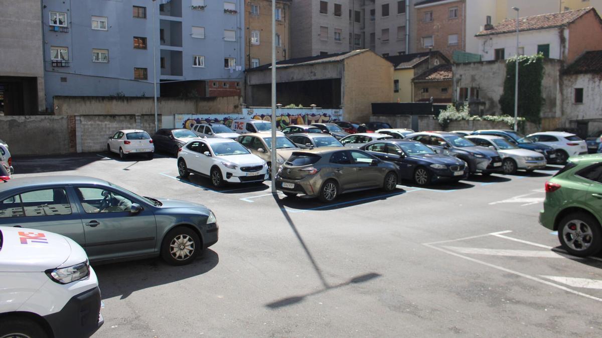 Un vehículo entrando en una de las plazas del parking del Sinagua, de zona azul gratuita.