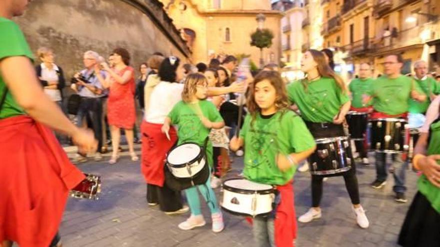 Els tambors, pels carrers de la ciutat  Un acte tradicional del primer dia de la Festa