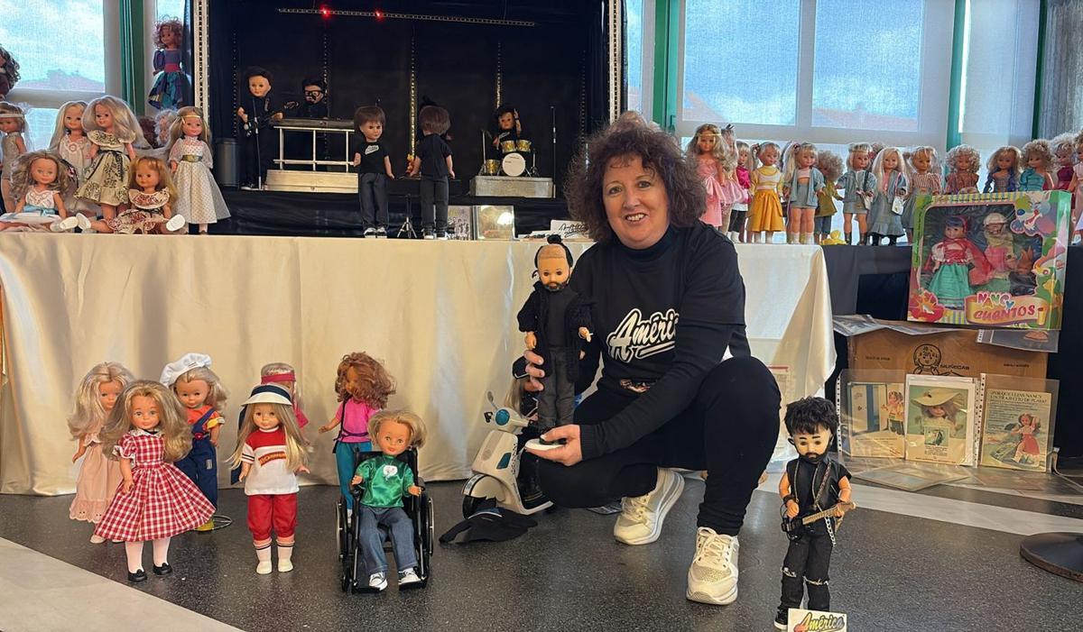 Marga ha unido dos pasiones, las muñecas Nancy y el grupo América, en la muestra en beneficio de Agaela. A su vicepresidenta, la recientemente fallecida Susi Seoane, también le ha hecho una réplica, en el centro de la foto.
