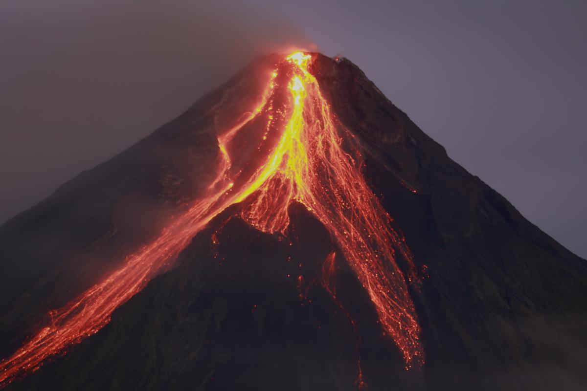 El volcán Mayón sigue activo en Filipinas