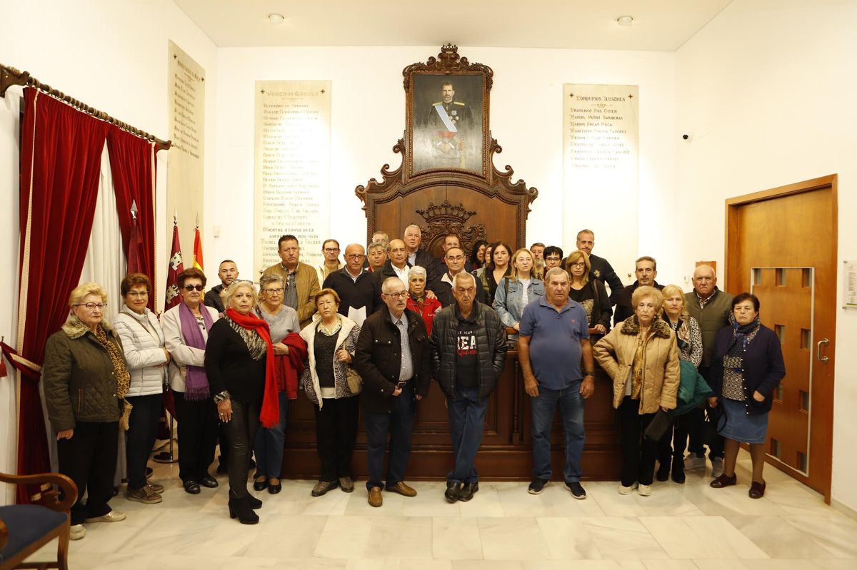 Numerosos afectados por el terremoto se congregaban hoy en el Ayuntamiento para solicitar el pago de las ayudas pendientes.