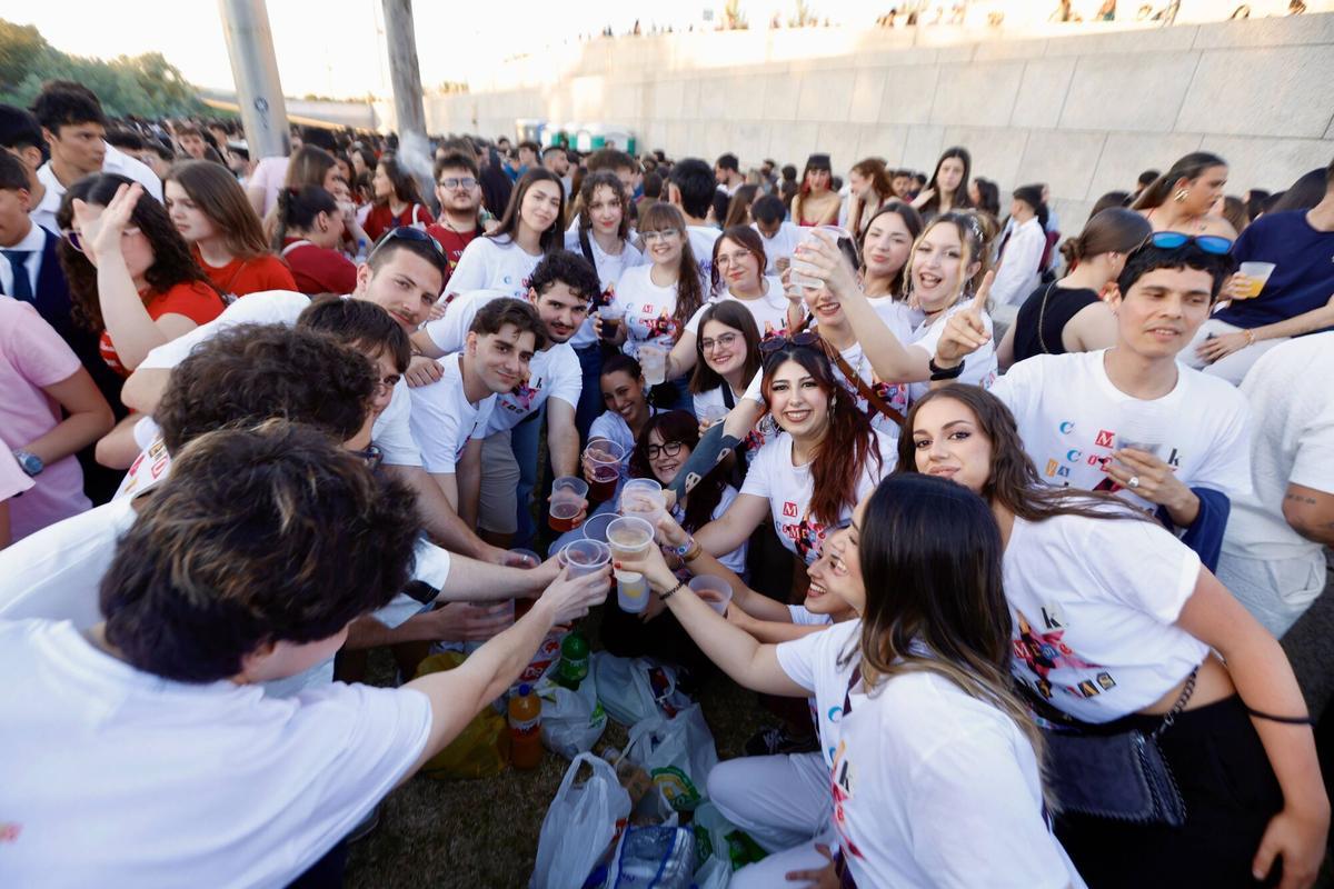 El botellón vuelve a tomar el Balcón del Guadalquivir en Córdoba el miércoles de Feria