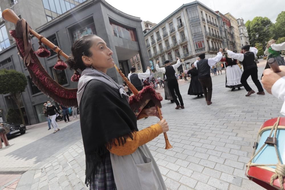 Grupos folclóricos recorren las calles de Oviedo