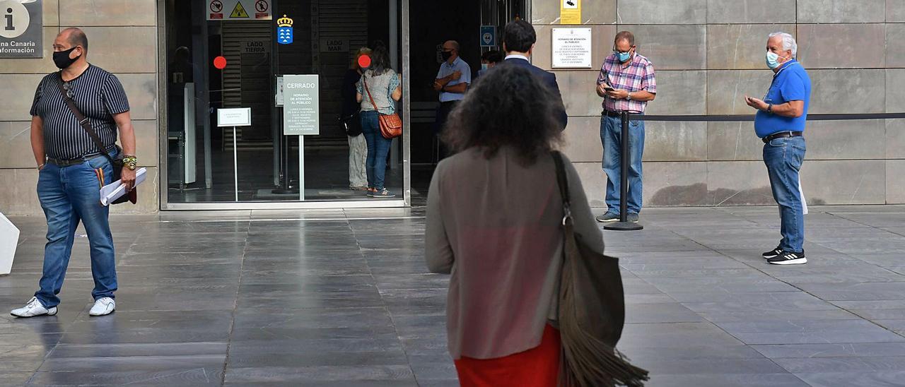 Imagen recogida ayer de empleados públicos a la entrada del Edificio de Servicios Múltiples II de la capital grancanaria. | | J.C. CASTRO