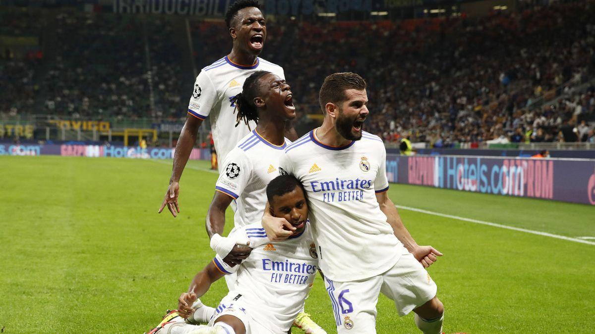 Los jugadores del Madrid celebran el gol de Rodrygo al Inter en el minuto 89.