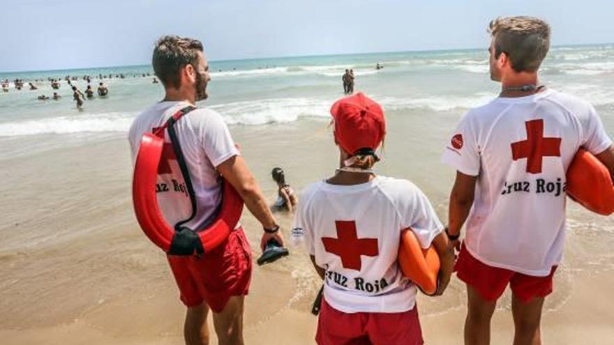 Socorristas de Cruz Roja vigilan una de las playas de Guardamar.