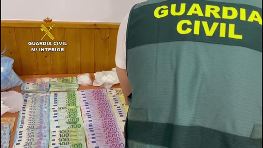La Guardia Civil desmantela dos puntos de venta de cocaína en Caravaca de la Cruz.