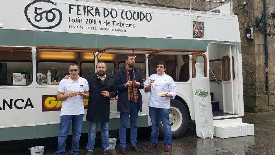 Los alcaldes de Lalín y Tui junto a los cocineros de Casa Currás.