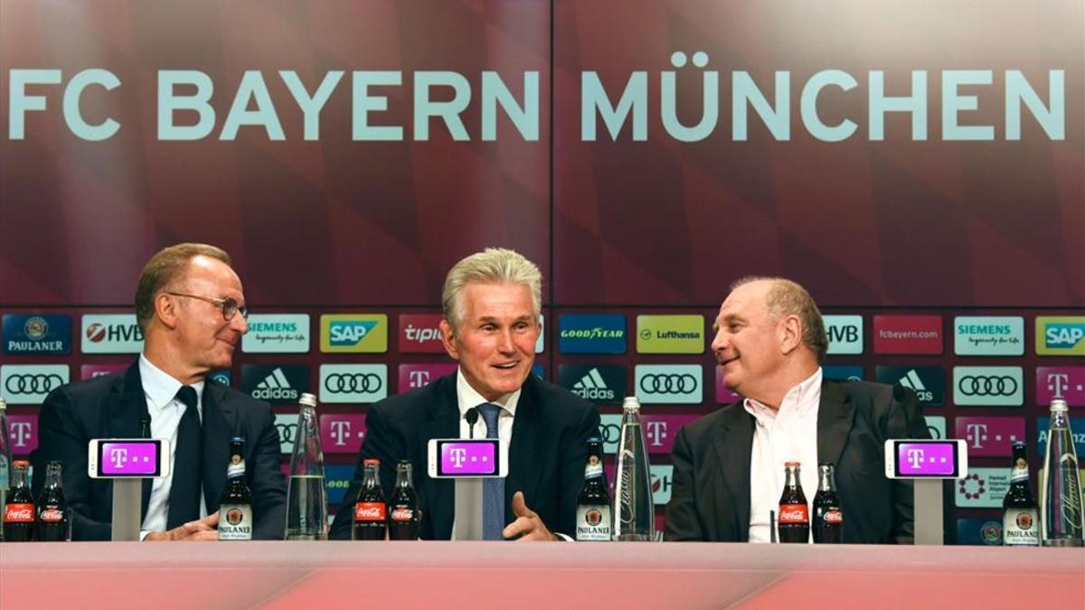 Heynckes, con Hoeness y Rummenigge en su presentación