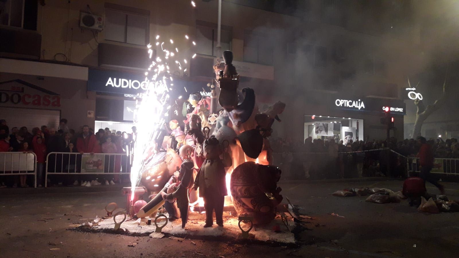 Así ha comenzado la "cremà" de las 38 fallas de Xàtiva