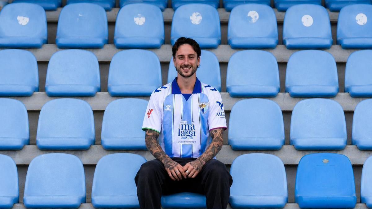 Fernando Calero posando con la camiseta del Málaga CF en la Rosaleda.