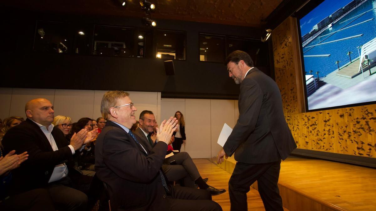 El alcalde de Alicante, Luis Barcala, al acabar su discurso mientras el presidente de la Generalitat, Ximo Puig.