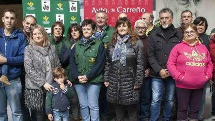 Foto de familia de los participantes en el certamen y de las autoridades municipales, ayer, en la fábrica de Ortiz.