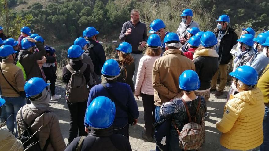 Un grupo de asturianos, afectados por un argayo en el Caminito del Rey (Málaga)