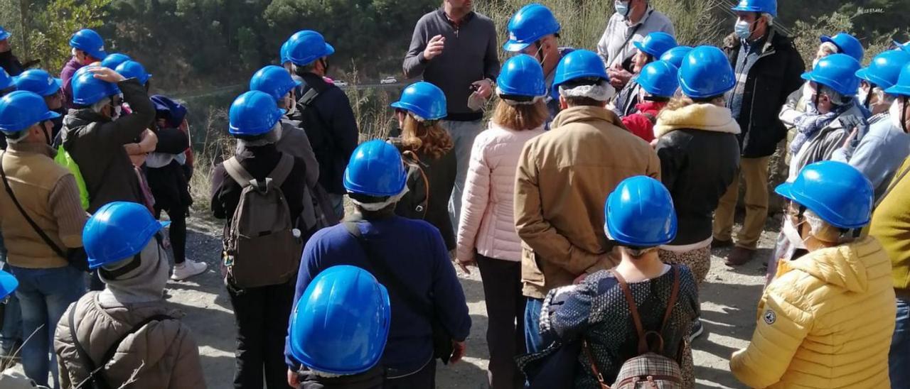 El grupo de turistas, ayer, en el Caminito del Rey, antes del argayo.